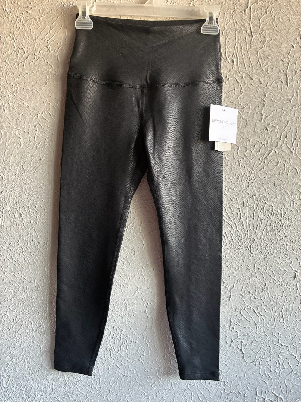 Beyond Yoga Black Snake Print High
Rise 7/8 Active Leggings XS NWT.